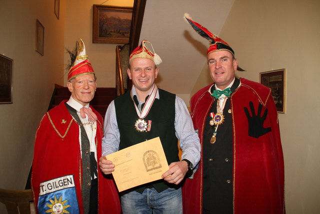 Ehrenpräsident Heinz Stadler und Zeremonienmeister Alfred Feitzinger gratulieren Siegmund Lesiak.