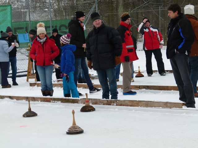 Jung und alt gaben sich ein reges Stelldichein auf den 3 Eisbahnen am Rohrer Sportplatz.