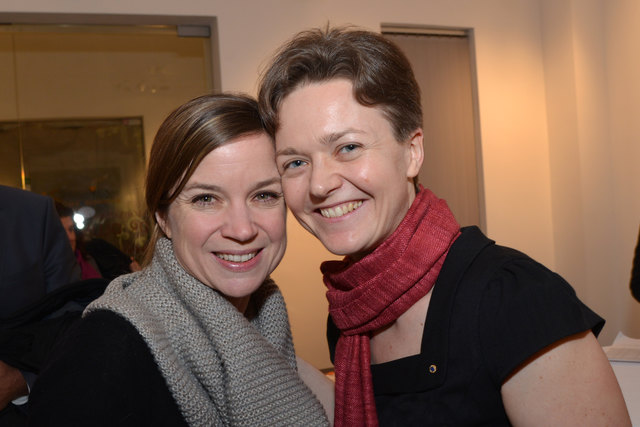 Auch die Gablitzer Künstlerin Caroline Vasicek ließ sich die Veranstaltung nicht entgehen und fand einen passenden Schal