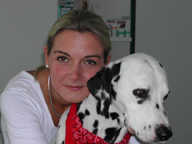 Auch in ihrer Freizeit umgibt sich Christina Steyer gerne mit Tieren, hier etwa mit dem Dalmatinerhund Pongo.