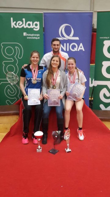 Coach Roman Zirnwald gratulierte Nina Sorger, Antonia Meinke und Carina Meinke zu sieben Medaillen