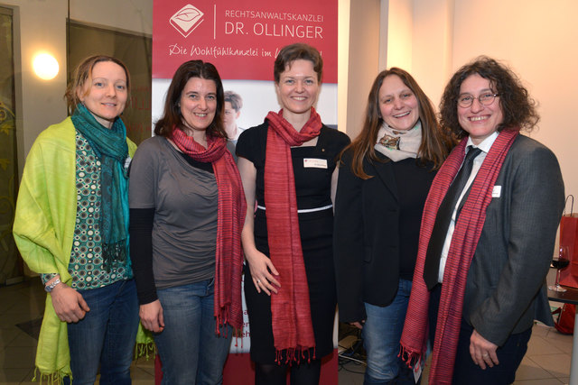 Vertreter der Pferdesport-Szene sind ebenfalls fixer Bestandteil der Veranstaltungen von Pferderechts-Expertin Nina Ollinger: (v.l.n.r.) Elisabeth Branka und Yasmine Dörflinger vom Institut für Tiermassage, Rechtsanwältin Nina Ollinger, Sandra und Sabine 
