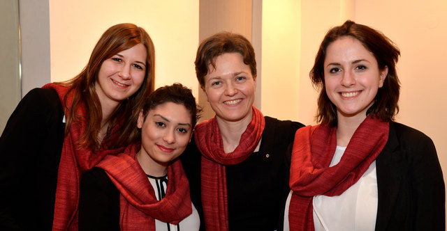 Rechtsanwältin Nina Ollinger mit dem Organisations-Team der Kanzlei