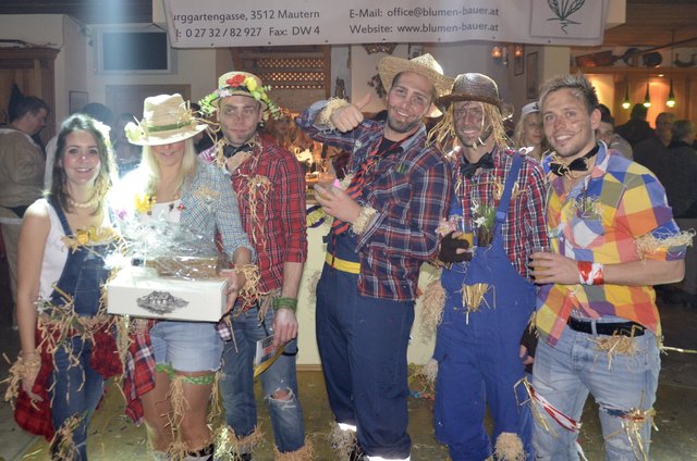 3. Platz - "Vogelscheuchen": Daniela (links) hatte die Idee, mit dabei Julia, Peter, Christoph, Stefan & Mautern Trainer Stefan Karl.