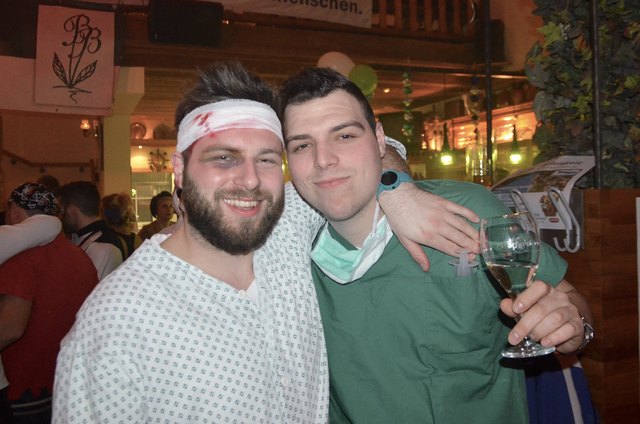 Seltene Eintracht (zu später Stund'): Patient & Chirurg.