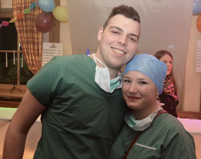 Chirurgenteam Chrisi und seine Julia: "Hoffentlich keine aufgebrachten Patienten hier!"