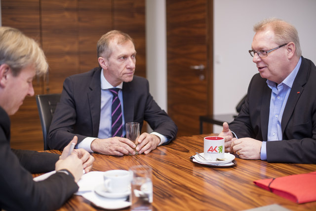 Im WOCHE-Interview: Josef Pesserl (AK Steiermark) und Horst Schachner (r., ÖGB Steiermark) | Foto: Prontolux
