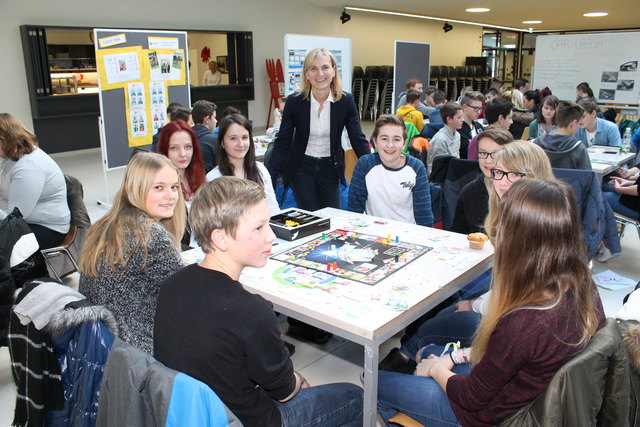96 Schüler aus elf Neuen Mittelschulen kämpften auf 16 Tischen um den Bezirkssieg im Brettspiel "Business Master".