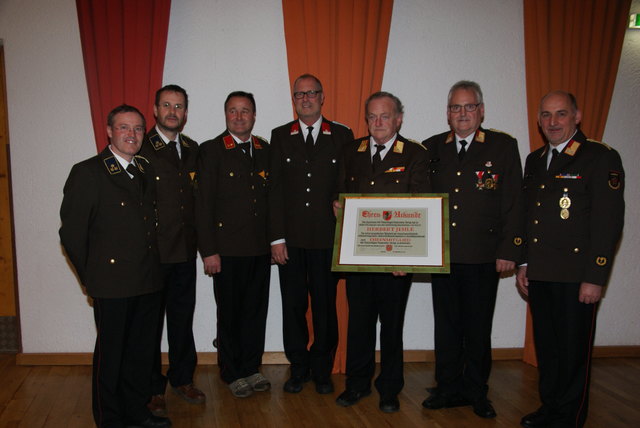 Ehrenmitgliedschaft: Kdt. Herbert Jehle (3. v. re.) mit Bgm. Werner Kurz (4. v. l.), BFK Hermann Wolf, Stv. Hubert Senn und dem Ausschuss.
