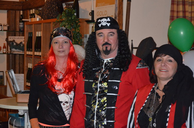 Piraten unter sich: Brigitte, Michi, Irene. Zuständig - eh klar - fürs Eintrittsgeld.