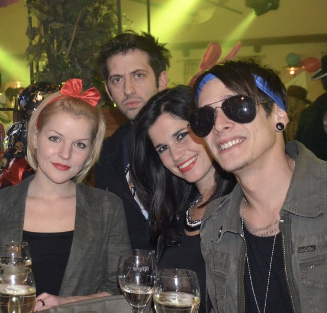 Yvonne, Gustav, Eva und Gregor: "Wir haben auch ohne Masken viel Spaß, die Stimmung hier ist echt super!"