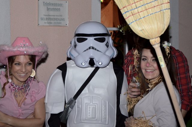 Cowgirl, Star Wars-Ikone und Vogelscheuche: Eine Zeitreise durch Jahrhunderte. Mit dem Besen wird irgendwann der Fasching ausgekehrt. Bald.