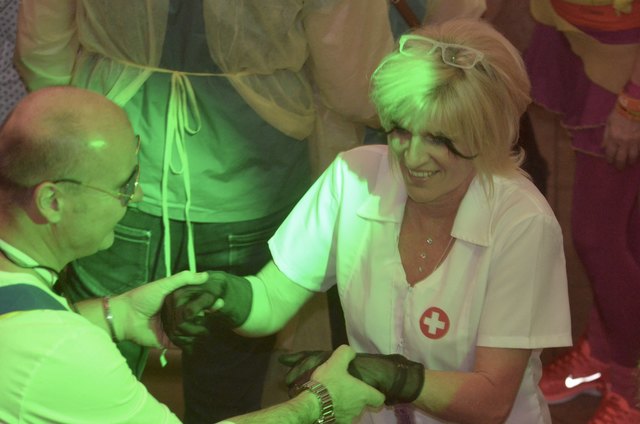 Krankenschwester im Dauereinsatz: "Brauche bald eine Transfusion". Ob Blut oder Wein blieb unbeantwortet.
