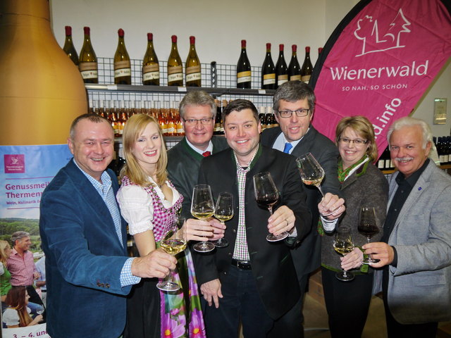 Kurswechsel für die Destination Wienerwald. Landtagsabgeordneter, Mödlings Bürgermeister Hans Stefan Hintner, Weinprinzessin Teresa, Landtagsabgeordneter, Aufsichtsratsmitglied und Pfaffstättens Bürgermeister Christoph Kainz, der neue Wienerwald Tourismus