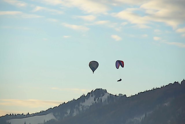 Ballon und Paragleiter im Kaiserwinkl