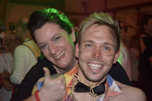 Sabine (mit Peter): "Vor dieser Vogelscheuche fliege ich nicht davon".