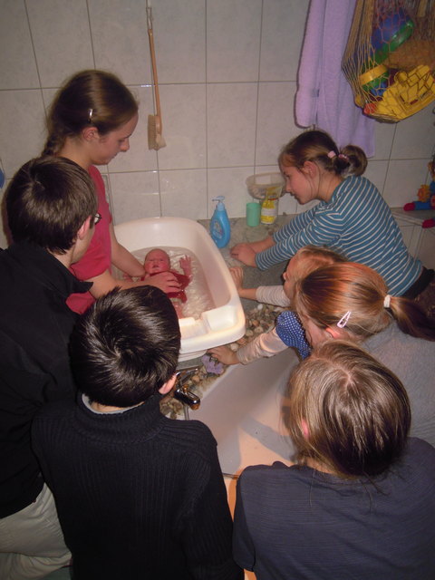 Martina (14) hat das neue Geschwisterchen gebadet. Ganz viele interessierte Köpfchen rundum waren neugierig und ganz leise. | Foto: privat