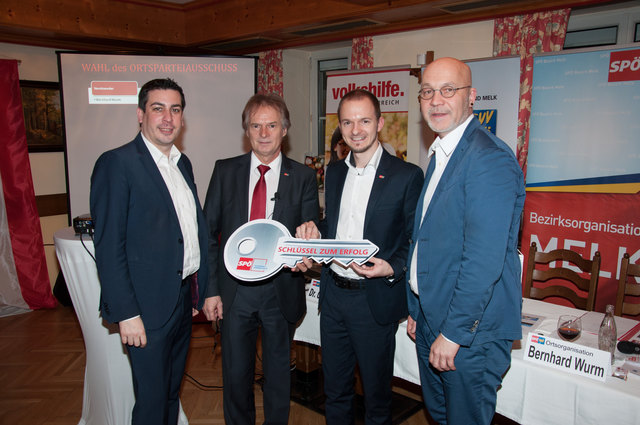 LAbg. Dr. Günther Sidl, Fraktionsvorsitzender GGR Hans Wurm, der neue Ortsparteivorsitzende GR Bernhard Wurm und Direktor Mag. (FH) Erich Fenninger bei der Übergabe des „Schlüssel zum Erfolg“. | Foto: SPÖ Neumarkt