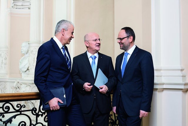 Der Vorstand der "Ersten Sparkasse" (von links): Herbert Walzhofer, Michael Rockenschaub, Maximilian Pointner. | Foto: Sparkasse OÖ