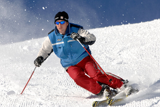 Der perfekte Skitag kann schon im Vorhinein durch das richtige Material, die passende Kleidung und Sport beeinflusst werden. | Foto: Bilderbox