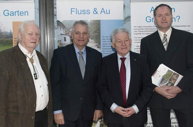 Ausstellung zum Thema „Donau-Hochwasser“ im Linzer Landhaus, v.l.: Initiator Gottlieb Soriat, BR Gottfried Kneifel, LH Josef Pühringer und DI Harald Kutzenberger.