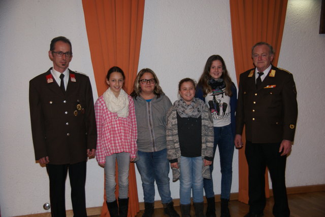 Lea Jungmann, Michaela Kurz, Magdalena Schmid und Julia Reiner mit Paul Winkler (li.) und Kommandant Herbert Jehle (re.).