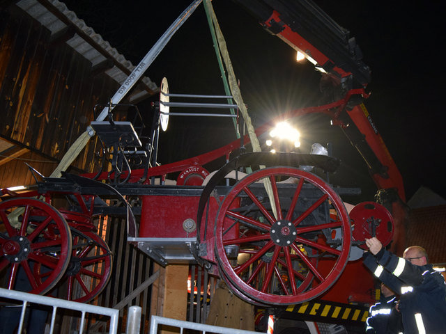 Die Feuerwehr Pinkafeld hebt behutsam die antiken Museumsstücke aus dem Schauraum.