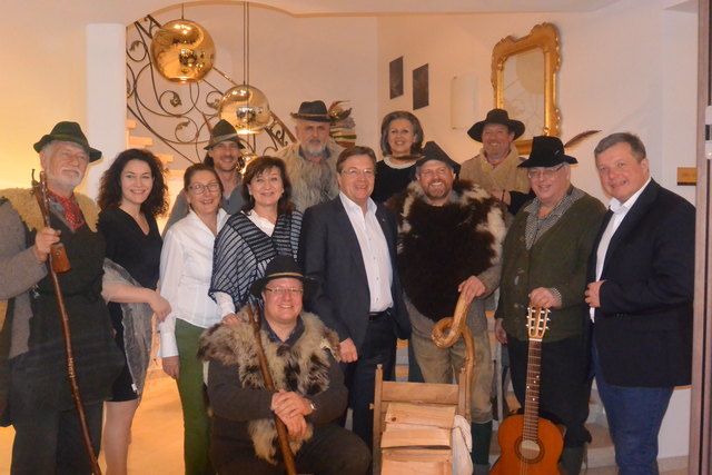 Der Niederauer Männerchor war auch heuer wieder viel unterwegs und "klöpfelte" sogar bei der Tiroler Landesregierung an. | Foto: Männerchor