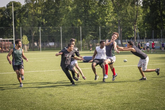 Gemeinsamer Sport hat keine Nationalität: Beim Rugby lernen sich Einheimische und Flüchtlinge kennen.