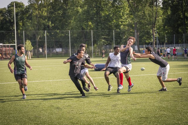 Gemeinsamer Sport hat keine Nationalität: Beim Rugby lernen sich Einheimische und Flüchtlinge kennen. | Foto: Nadine Studeny