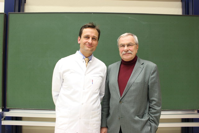 Informierten: Leiter der Dermatologie Matthias Schmuth mit Moderator Dieter zur Nedden