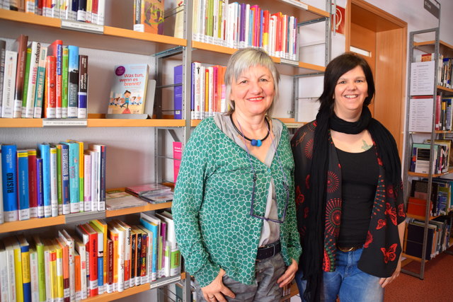 Die Stadtbibliothek darf sich freuen: Endlich ist der Beschluss fix und einem neuen Standort sollte nichts mehr im Wege stehen. Im Bild die Direktorin, Kathrin Mader-Walch (l.) und eine Mitarbeiterin, Christina Krenmayr.