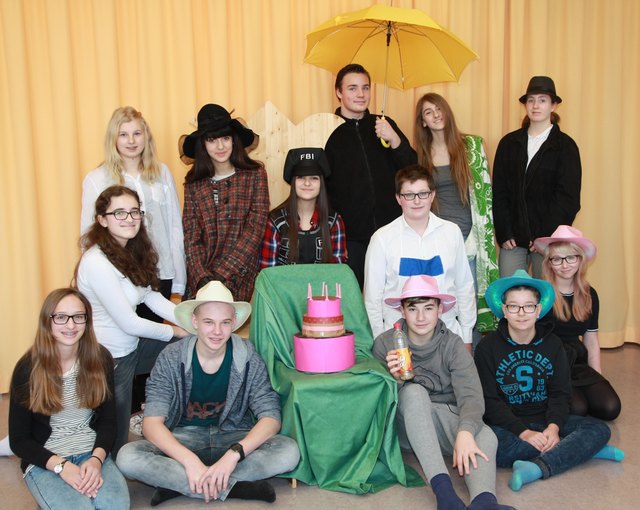 Auf zahlreichen Besuch freuen sich die jungen Schauspieler und Musiker sowie ihre Lehrer. | Foto: Privat