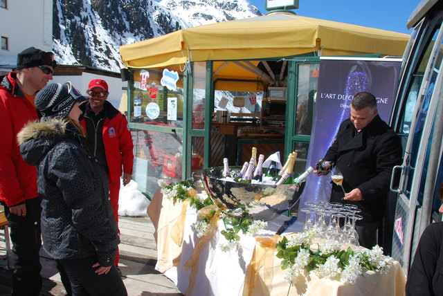 Ein Gläschen Champagner vertreibt Kummer und Sorgen und auch Muskelkater