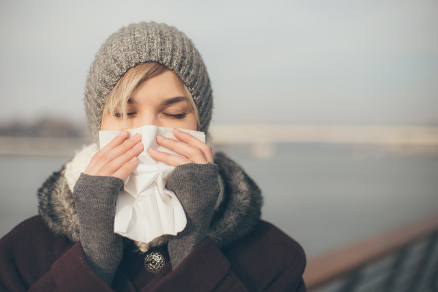 Eine laufende Nase hat nicht immer Schnupfen zur Ursache, oft liegt's an der eiskalten Winterluft. | Foto: Astarot - Fotolia.com