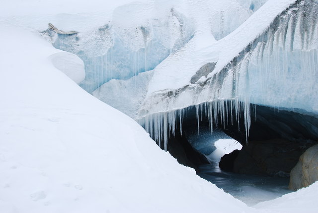 Piste durch die Eishöhle mit Rutschgefahr am Pitztaler Gletscher