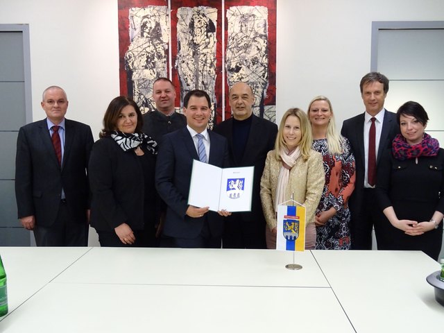 Im Kapfenberger Rathaus wurde das traditionsreiche Stadtwappen nach der Fusion neu verliehen. | Foto: Stadtgemeinde Kapfenberg