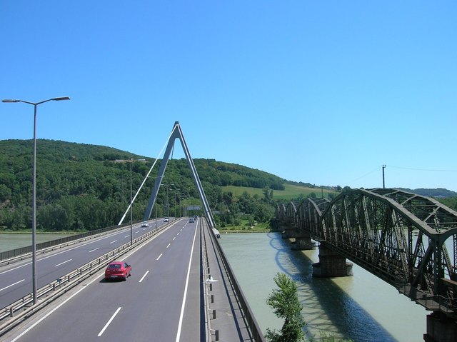 Durch die Sperre der Eisenbahnbrücke wird der Ausweichverkehr über die Steyregger Brücke stark zunehmen. Foto: Land OÖ