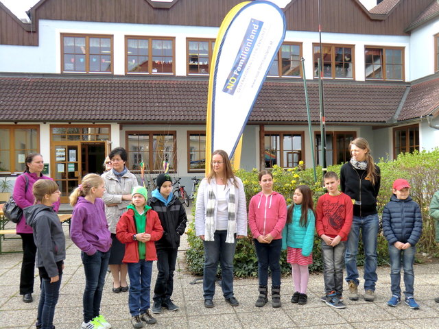 Bürgermeisterin Gudrun Berger mit den Schülerinnen und Schülern der 4. Klasse bei der Erstellung der Gestaltungsskizze. | Foto: Gemeinde Furth