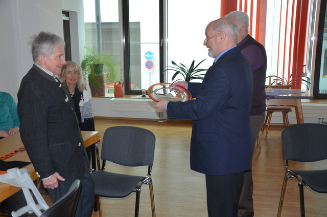 Siegfried Oberhofer (re.) überreicht Chorleiter Ernst Tiefenthaler den Ehrenteller der Kufsteiner Kolpingsfamilie. | Foto: Kolpingsfamilie Kufstein