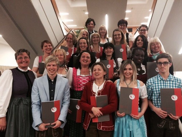 Schuldirektorin Mag. Petra Schlechter (2. Reihe rechts) und Pflegedirektorin Birgit Piernbacher gratulieren den AbsolventInnen herzlich