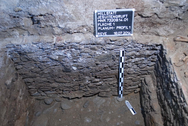 Der von Schutt und Knochenrtesten ausreräumte Schacht des Jesuitengrabes | Foto: Foto: Claus Vetterling