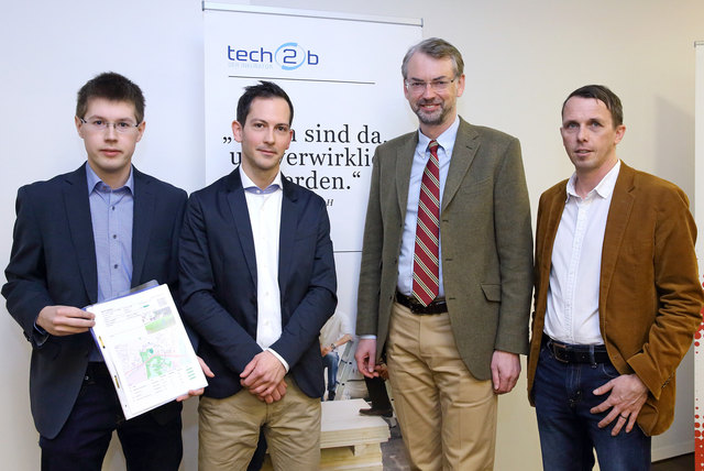 Gabriel Freinbichler (Geschäftsführer wasserkarte.info), MMag. Tobias Oberascher (Geschäftsführer Pinpoll GmbH), Wirtschafts-Landesrat Dr. Michael Strugl und Mag. Markus Manz (Geschäftsführer tech2b Inkubator GmbH). | Foto: Land OÖ