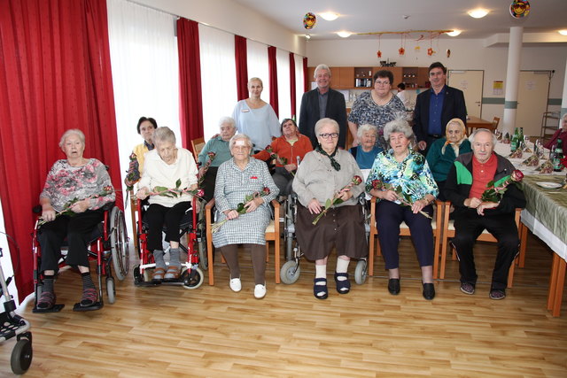 Die Jänner-Jubilare im Föhrenhof im Kreis der Gratulanten, an der Spitze Bgm. Günter Müller.