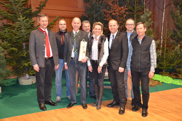 Forstdirektor Josef Fuchs, Alexandra Meissnitzer und LH-Stv. ÖR Josef Geisler mit der Osttiroler Delegation unter Führung von Bürgermeister Reinhold Kollnig (v.l.n.r.) bei der Übergabe des Anerkennungspreises. (Quelle: ARGE Alpenländischer Forstvereine) | Foto: Gemeinde