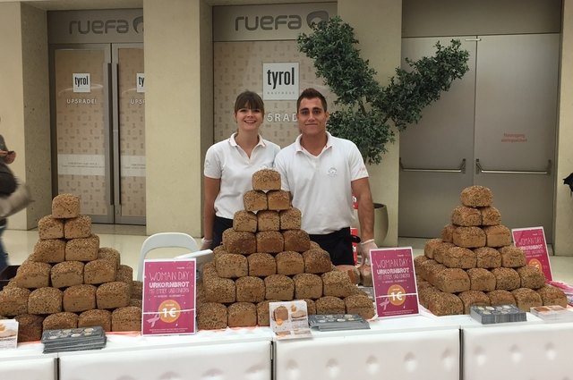 Der Brotverkaufsstand im Kaufhaus Tyrol war bestens besucht – der Erlös geht an die Brustkrebshilfe. | Foto: MPREIS