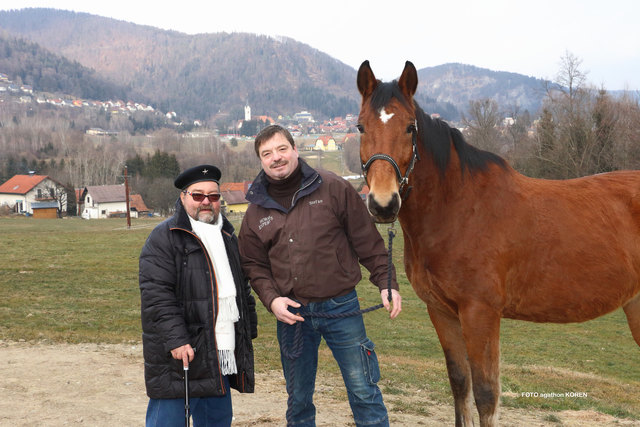 Erwin Scherz und Stefan Fall mit dem Rennpferd "Bravissimo". | Foto: FOTO KOREN