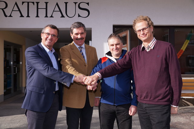 Einigung erzielt: Breitenbachs Bürgermeister Alois Margreiter, Kramsachs Bürgermeister Bernhard Zisterer, Prokurist Walter Casotti (Alpbacher Bergbahnen) und TVB-Obmann Johannes Duftner trafen sich am 28. Jänner zur Vertragsunterzeichnung.
