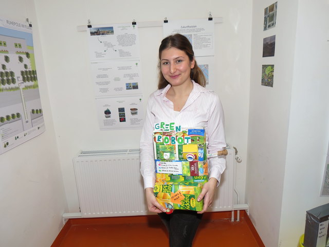 Mit dem Green Robot werden Samenbomben geliefert, die zu einer Begrünung der Grätzel beitragen.