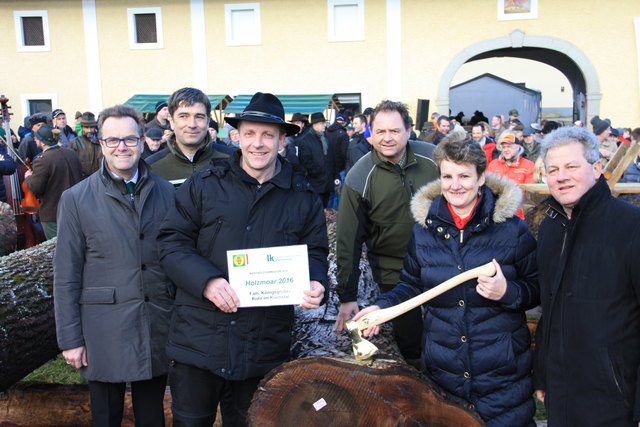 Franz Königsgruber (3. v. l.) und Regina Königsgruber erhielten für den teuersten Baumstamm die „Goldene Axt“. Die Gratulanten sind (v.l.): Bgm. Robert Zeitlinger, BWV-Obmann Franz Kepplinger, Rudolf Rosenstatter, Vorsitzender der Plattform Forst-Holz-Pa | Foto: LK OÖ/Steinegger
